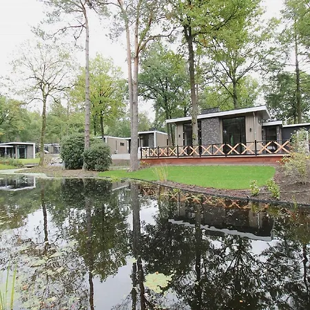 Modern Lakeview In Veluwe בית נופש